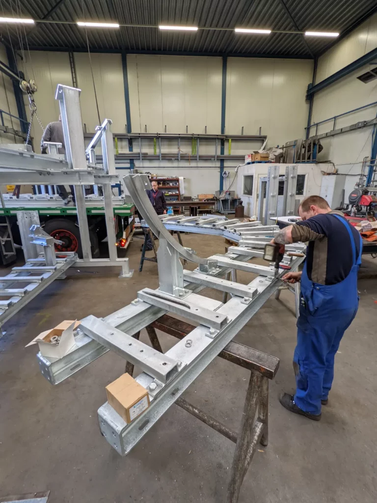 Assembly of steel galvanized construction