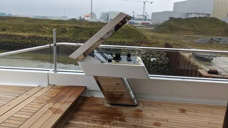 Fixed wingstation with double foldable hatch