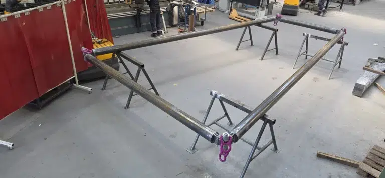 Hoisting frame tender
