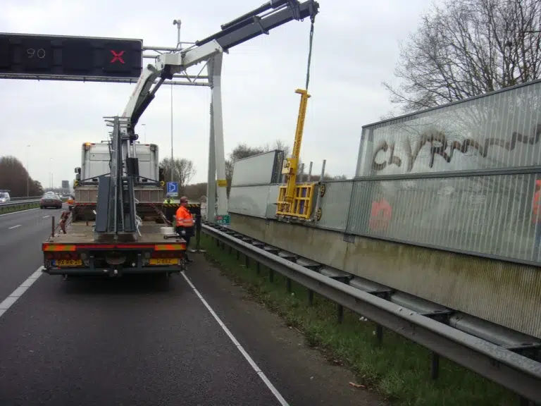 Assembly of glass noise barrier