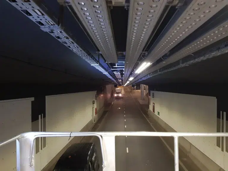 Assembly of light construction in tunnel