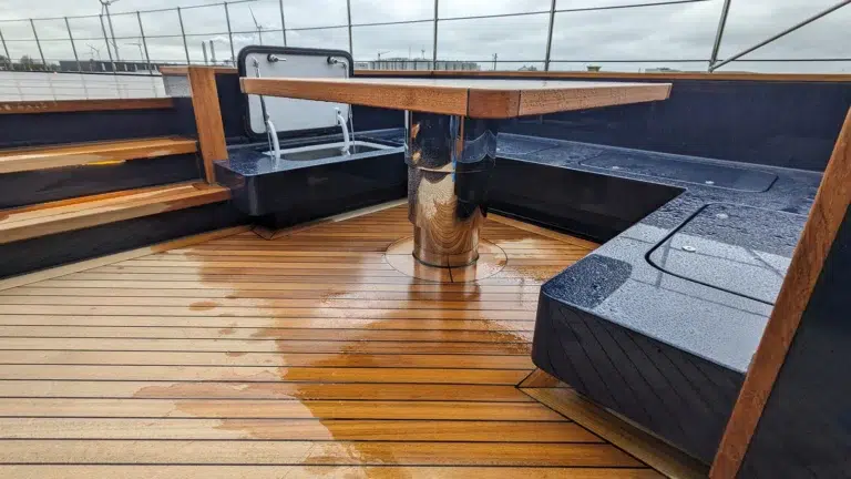 Telescopic table leg on board